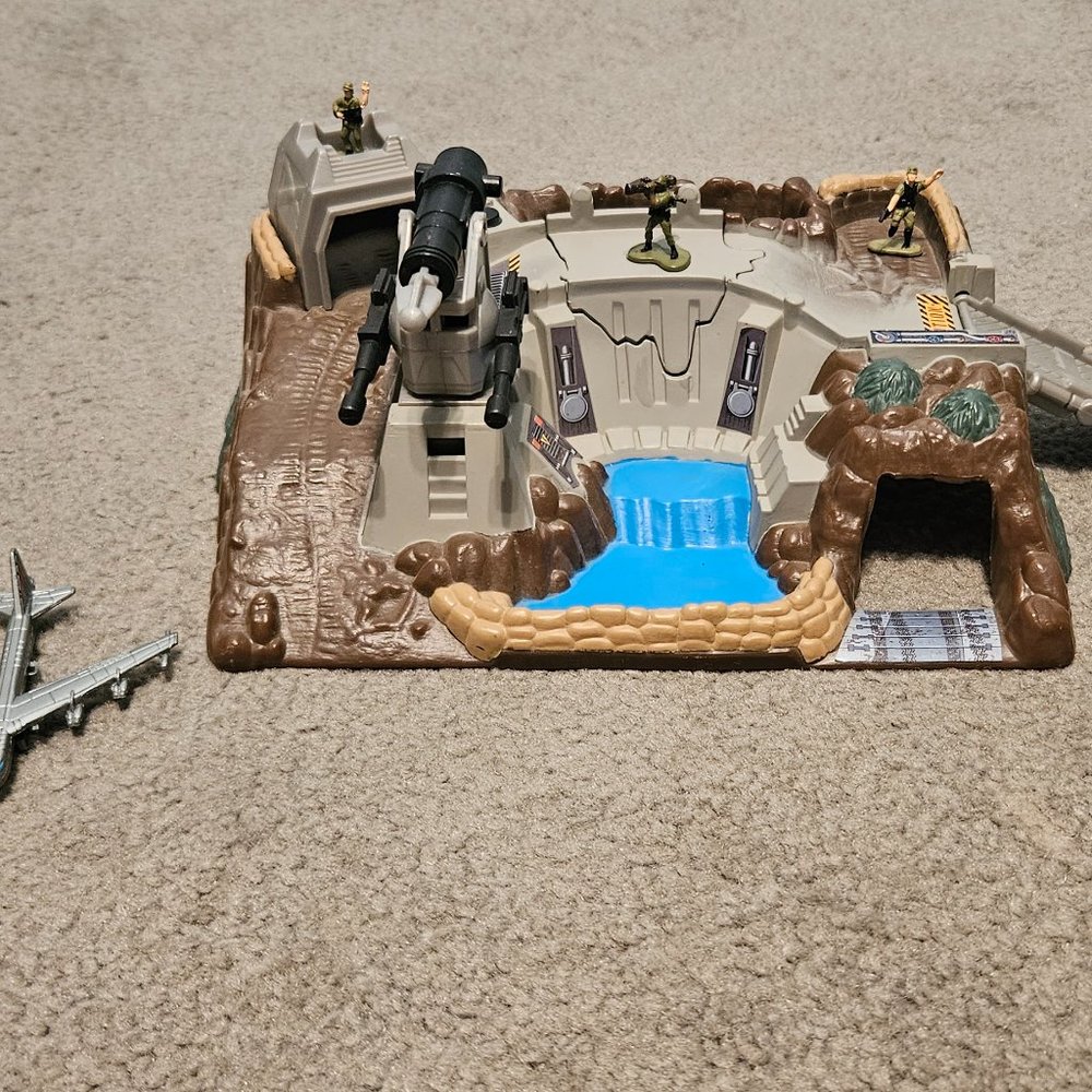 Micro Machines Battlezones 1998 Ravens Canyon Playset